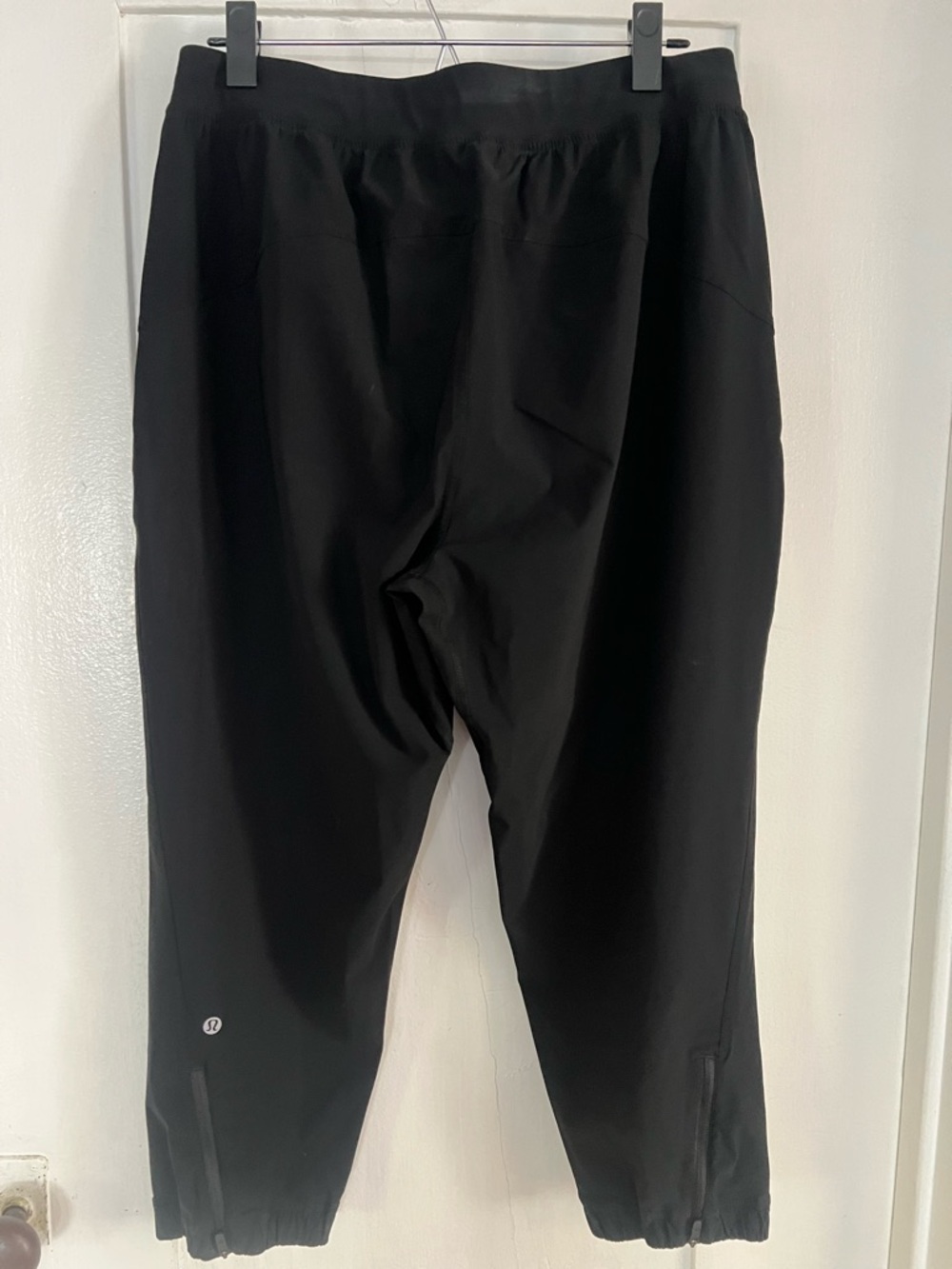 Lululemon Black Cropped Joggers. SIZE 10.